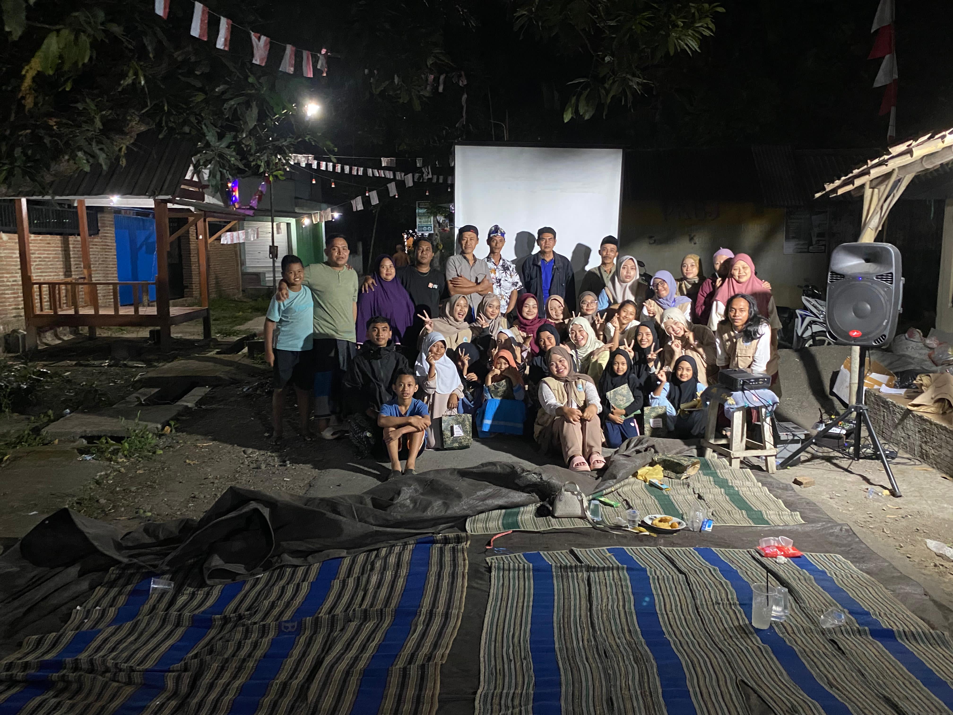 Mahasiswa KKN Gelar "Shoot Movie Night" Bersama Warga Desa Sumberkalong